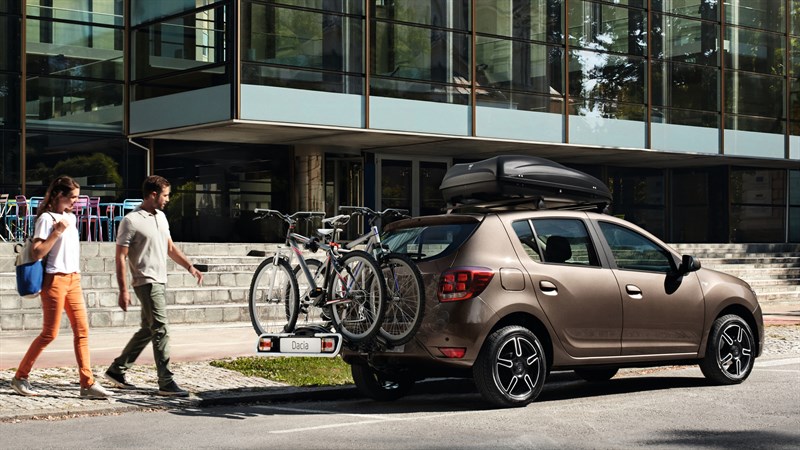 Dacia Sandero coffre de toit et portant des vélos